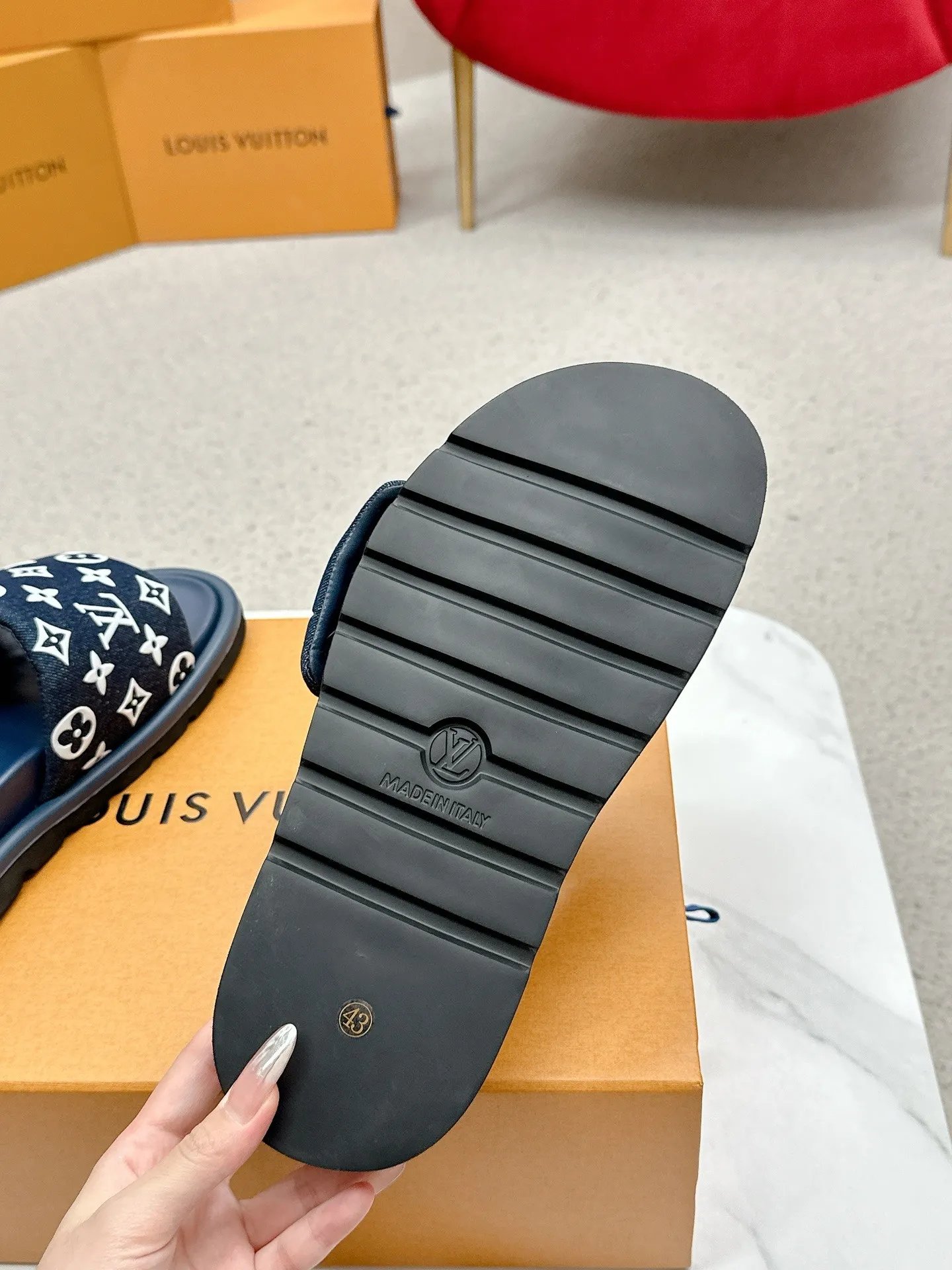 👟👟Ex-factory price 420👟👟 LV Louis Vuitton Full of high-end feel! A popular model among bloggers at home and abroad, it’s retro and fashionable and looks amazing on your feet! Mainly recommended model on the official website★ ━━━━━ ЅᏇєєt ━━━━━ ▪️Upper: original calfskin ➕5D printing process ▪️Inner: imported mixed sheepskin ▪️Outsole: original molded foam outsole ▪️Size: Female 35-40 Men's 39-44 (women's 41 men's 45)